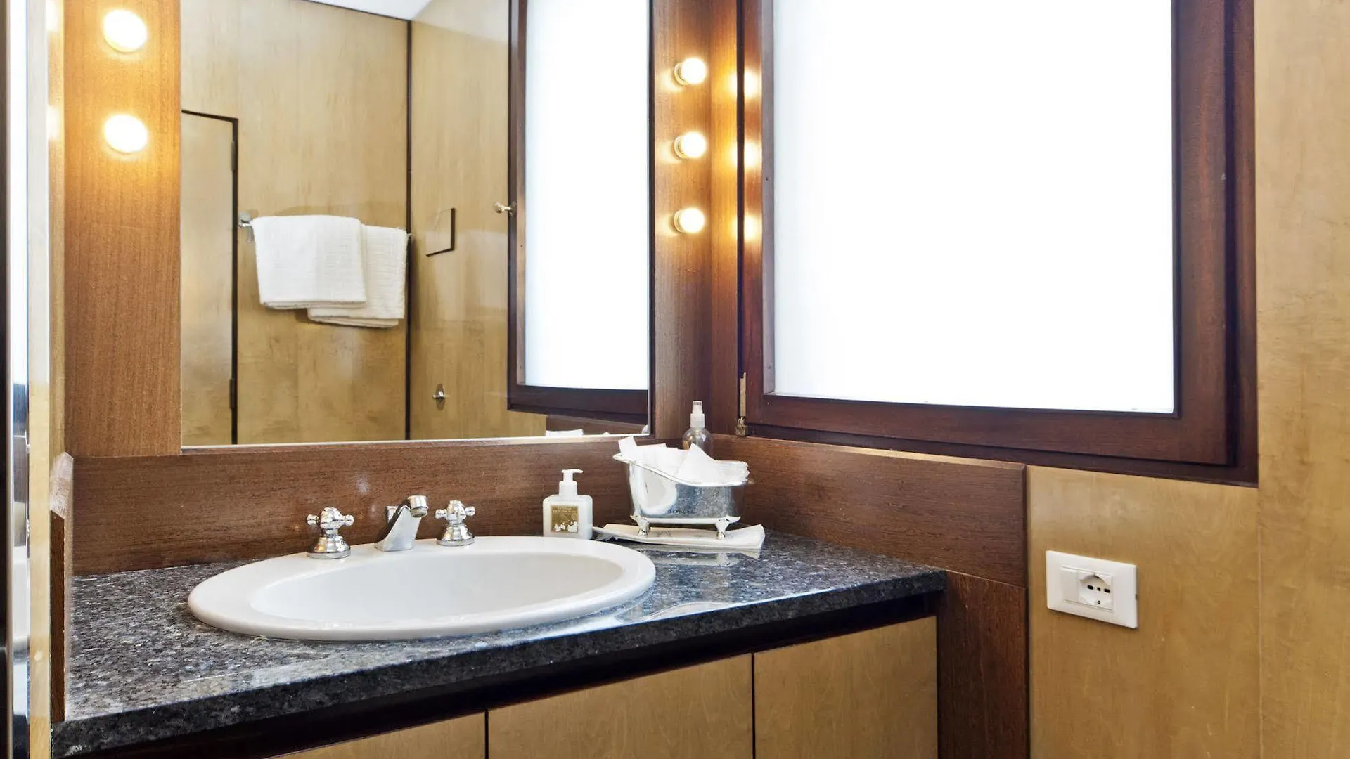 Elegant Terrace Apartment Near Piazza San Marco Last Floor No Lift Venedik